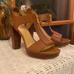 Michael Kors 8.5 Berkeley T strap sandals in Luggage